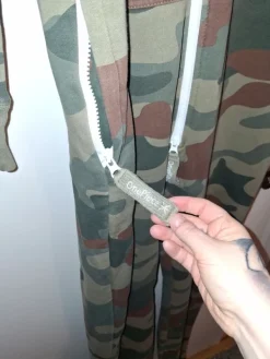 OnePiece maastokuvioinen haalari