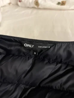Only musta kevyttoppatakki koko S