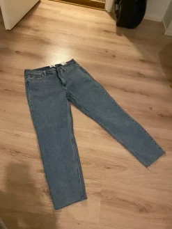 New ONLY , suorat farkut.