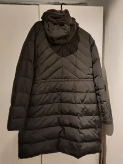 Outlet Paksu talvitakki hupulla 40-42