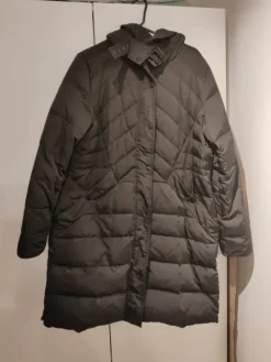 Outlet Paksu talvitakki hupulla 40-42