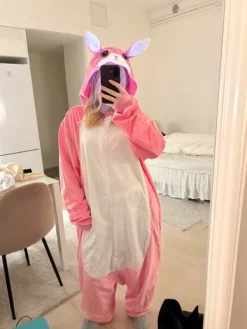 Outlet punanaamio Penkkariasu