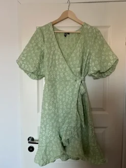 Clearance Pieces vihreä kukkamekko