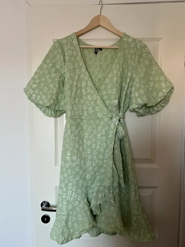 Clearance Pieces vihreä kukkamekko