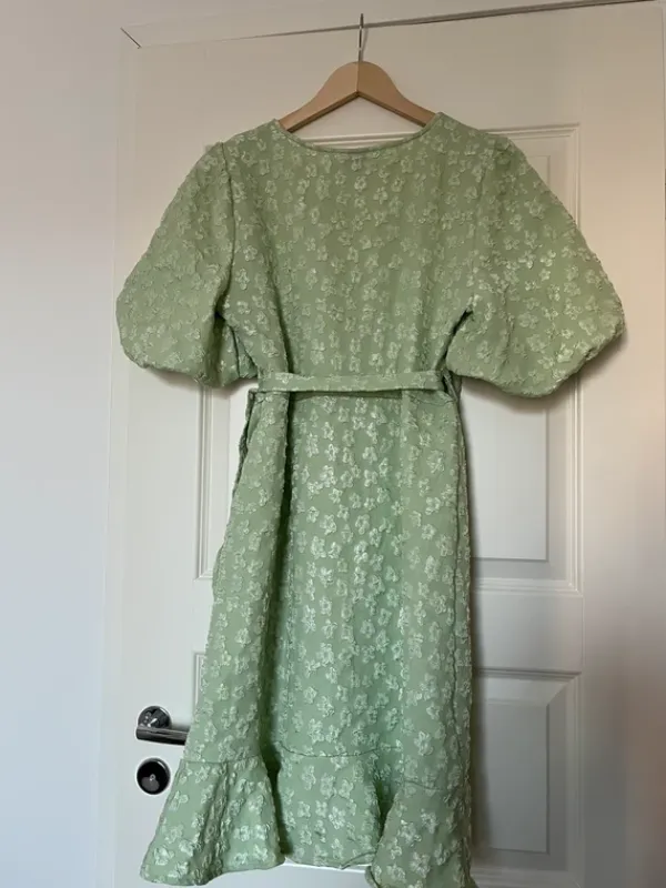 Clearance Pieces vihreä kukkamekko