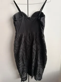 Outlet Pikkumusta mekko