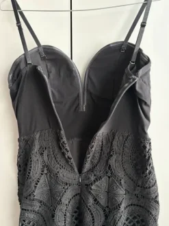 Outlet Pikkumusta mekko