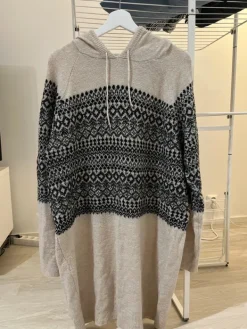 Outlet Pola Pitkä neulemekko hupulla