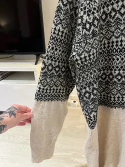 Outlet Pola Pitkä neulemekko hupulla