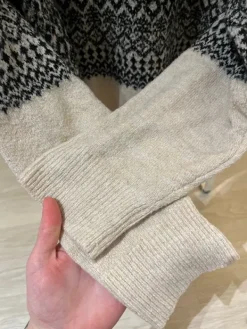 Outlet Pola Pitkä neulemekko hupulla