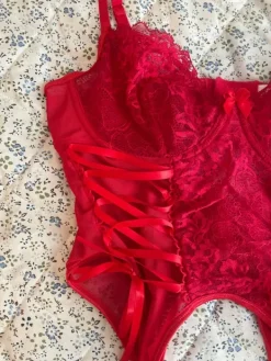 New Shein Punainen korsettitoppi