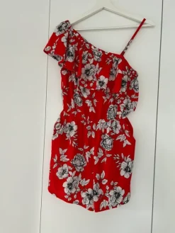 Sale New Look Punainen kukkakuvioitu shortsihaalari 38