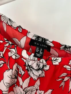 Sale New Look Punainen kukkakuvioitu shortsihaalari 38