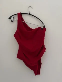 Sale Rød one shoulder badedragt