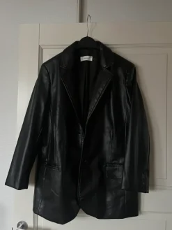 Online Reserved tekonahka bleiseri