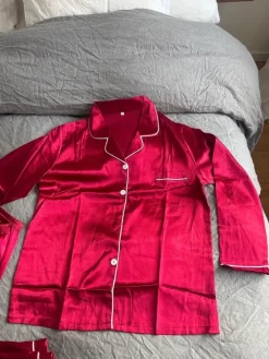 Online Till Rött pyjamasset