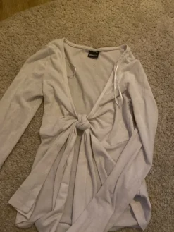 Online Gina Tricot Rusetti paita