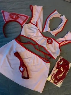 Outlet Seksikäs asu, väri pinkki-punainen. Uusi, käyttämätön.