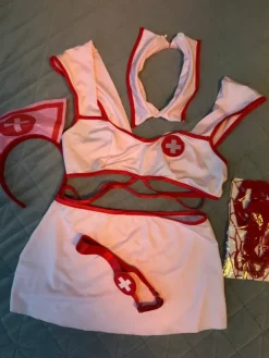 Outlet Seksikäs asu, väri pinkki-punainen. Uusi, käyttämätön.