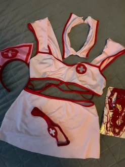 Outlet Seksikäs asu, väri pinkki-punainen. Uusi, käyttämätön.