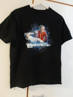 Clearance Siisti käytetty t-paita, kuvat molemmilla puolin.