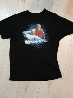 Clearance Siisti käytetty t-paita, kuvat molemmilla puolin.