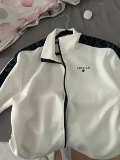 Online Siksilk in valko/musta verkkatakki.