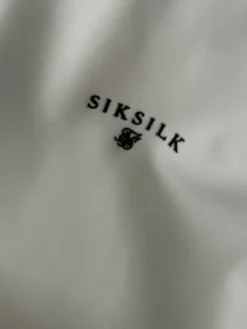 Online Siksilk in valko/musta verkkatakki.