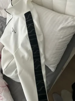 Online Siksilk in valko/musta verkkatakki.