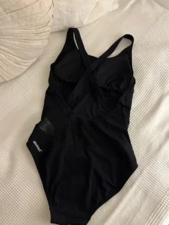 Sale Speedo Endurance+ Power W-uimapuku. Pehmustetut/irrotettavat kupit. Takana läpinäkyvä kaistale.