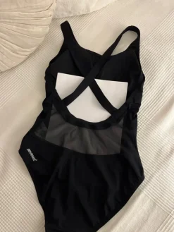 Sale Speedo Endurance+ Power W-uimapuku. Pehmustetut/irrotettavat kupit. Takana läpinäkyvä kaistale.