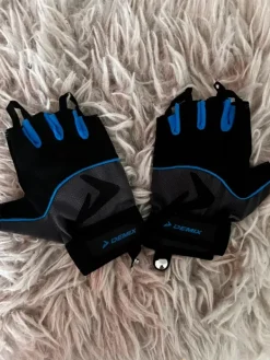 No Label sport gloves
