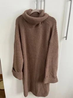 Outlet Stickad klänning