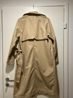 Online Stradivarius Stradivariuksen trenssi takki