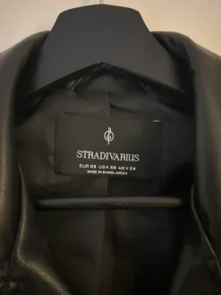 Online Stradivarius nahkatakki