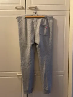 Outlet Superdryn miesten collegehousut