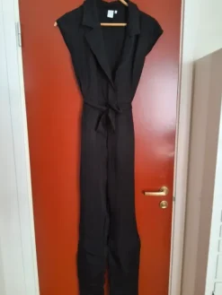 Svart jumpsuit från mbyM
