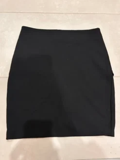 New Gina Tricot Svart kort omlott kjol