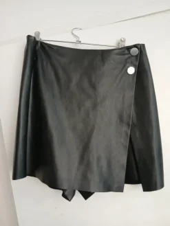 New Stradivarius Tekonahka skort
