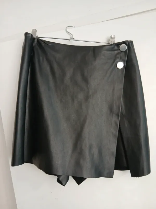 New Stradivarius Tekonahka skort