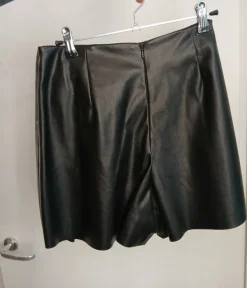 New Stradivarius Tekonahka skort