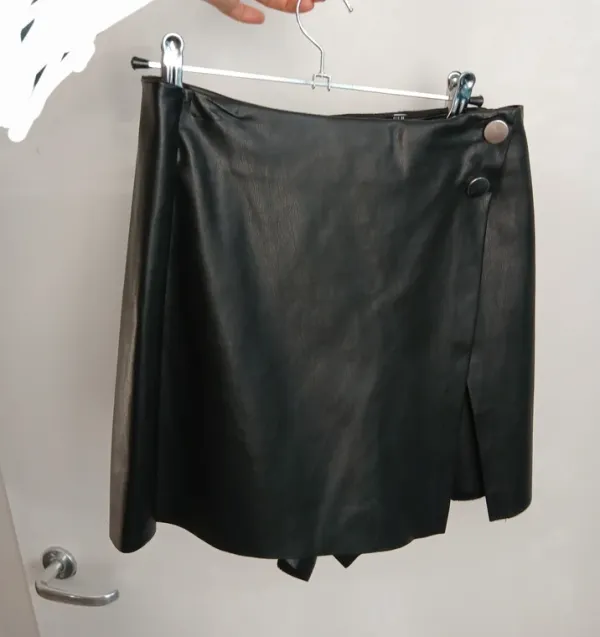 New Stradivarius Tekonahka skort