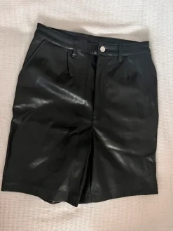 Outlet H&M Tekonahkashortsit