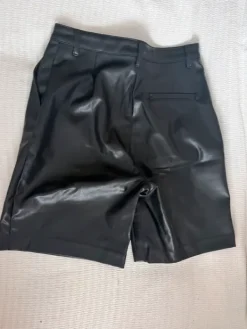 Outlet H&M Tekonahkashortsit