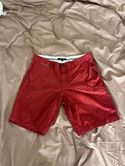 Best Tommy Hilfiger punaiset shortsit