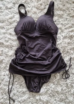 Triumph uimapuku jossa helma