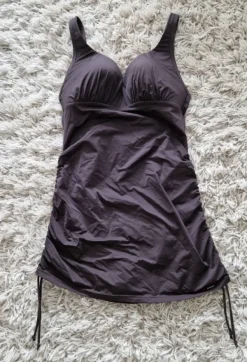 Triumph uimapuku jossa helma