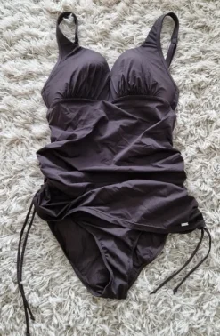 Triumph uimapuku jossa helma