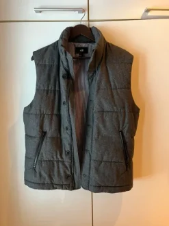 New H&M Tummanharmaa toppaliivi