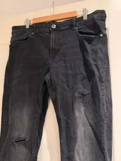 Outlet SMOG tummanharmaat farkut